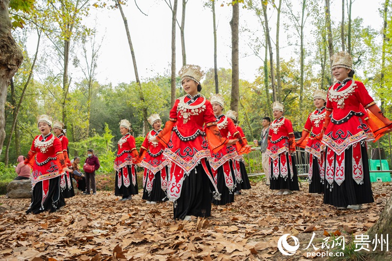 身着民族服饰的姑娘在“黄金大道”上翩然起舞。人民网  阳茜摄
