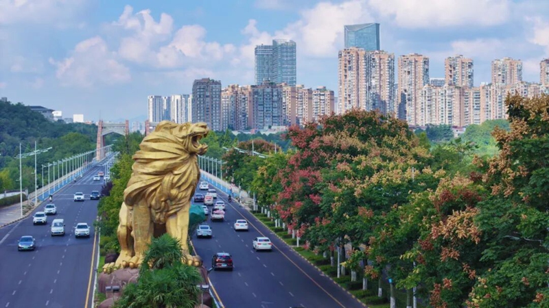 1 觀山東路秋景。
