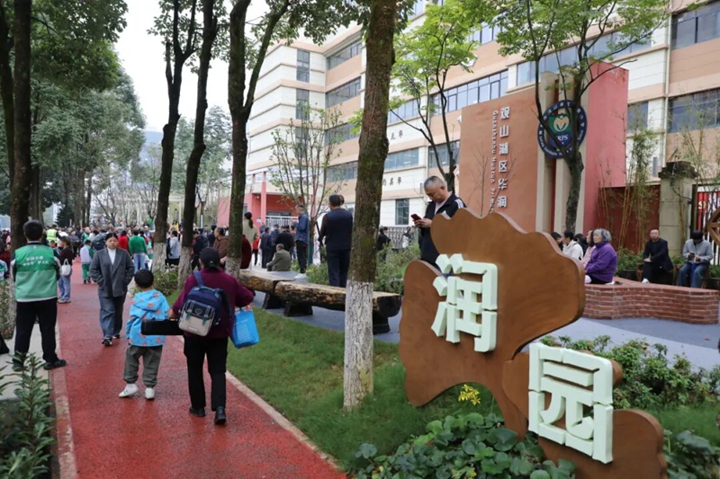 2 家長們在潤園等候孩子放學。