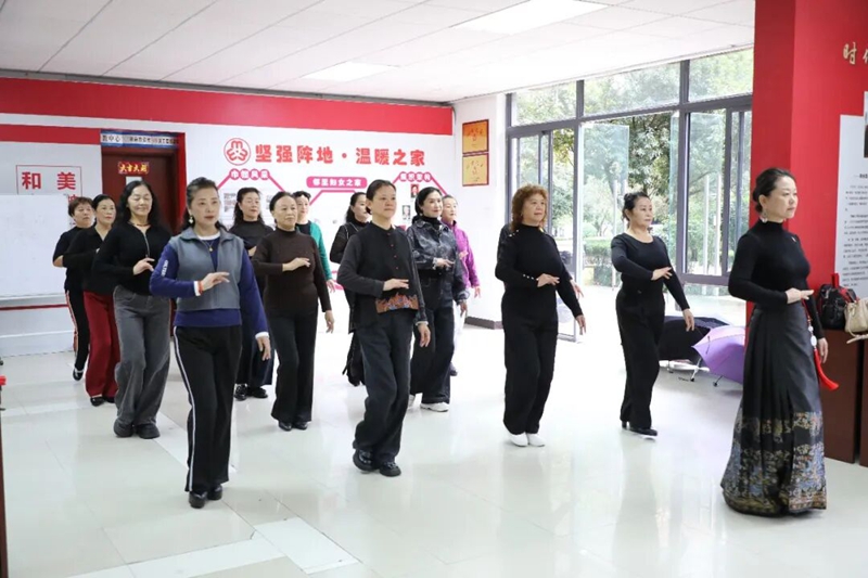 6 臨境社區居民練習走秀.