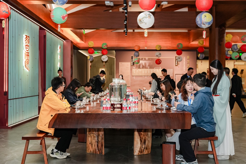 7.与会领导嘉宾参加白酒品鉴活动。主办方供图