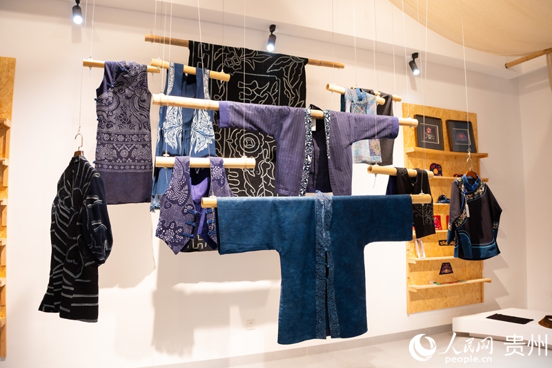 手作布依服饰展示。人民网 阳茜摄     