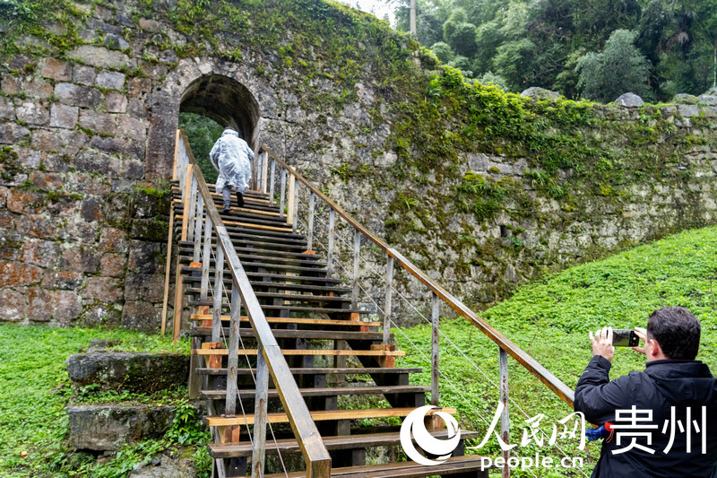 海外嘉宾走进海龙屯遗址。人民网记者 陈洁泉摄