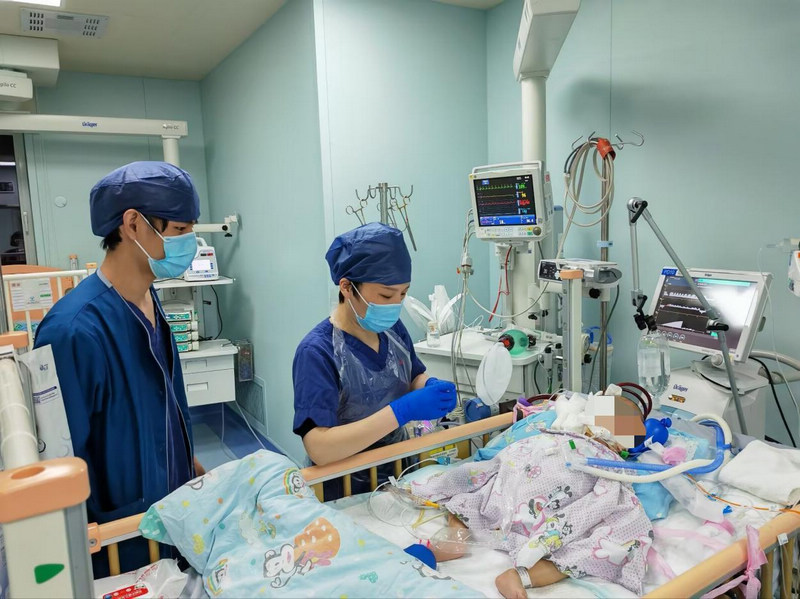 “黔医人才计划”上儿班首期学员朱芳（左二）在上海儿童医学中心PICU进修学习。