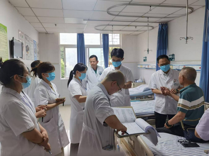 “黔医人才计划”首期学员田杰（右二），在黔东南州中医医院挂职党委副书记、执行院长期间，在该院肿瘤科开展业务查房。