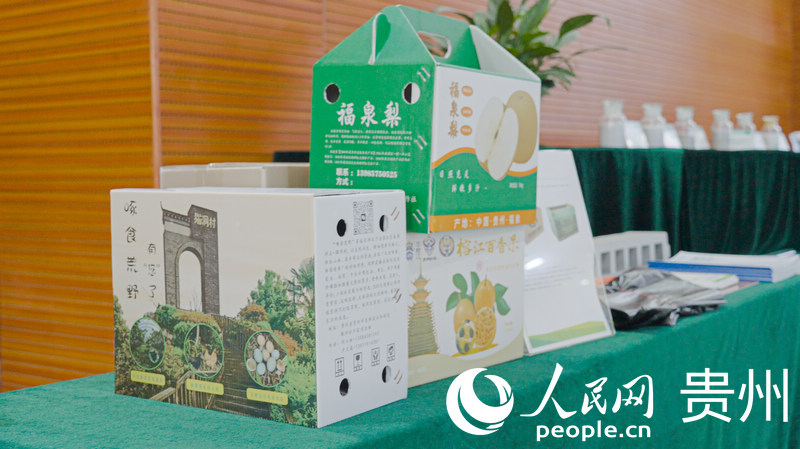 磷石膏为原料制成的环保包装箱。人民网记者 涂敏摄