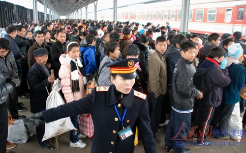 元旦期间贵州铁路运送40余万转乘旅客(图)