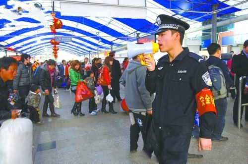 铁路客流又一峰 贵阳站上海、杭州方向车票紧