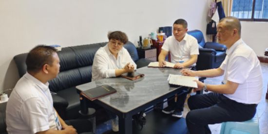 （工作场景照片）王杰（左二）