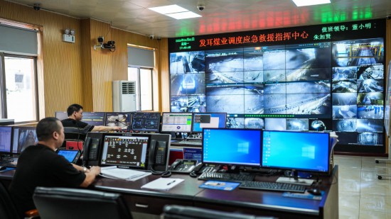 4月1日，發耳煤業工作人員在調度應急救援指揮中心工作。新華社記者 陶亮攝