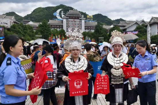 志愿者在贵州剑河“六月六”仰阿莎文化节活动现场开展法治宣传。剑河县司法局供图