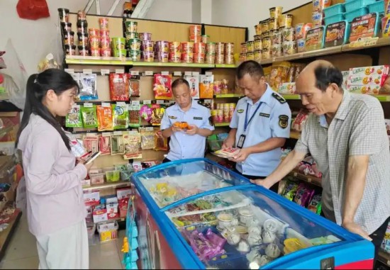 工作人员在从江县一家副食店开展食品安全检查和普法宣传活动。从江县司法局供图