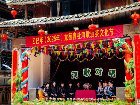 現場表演。